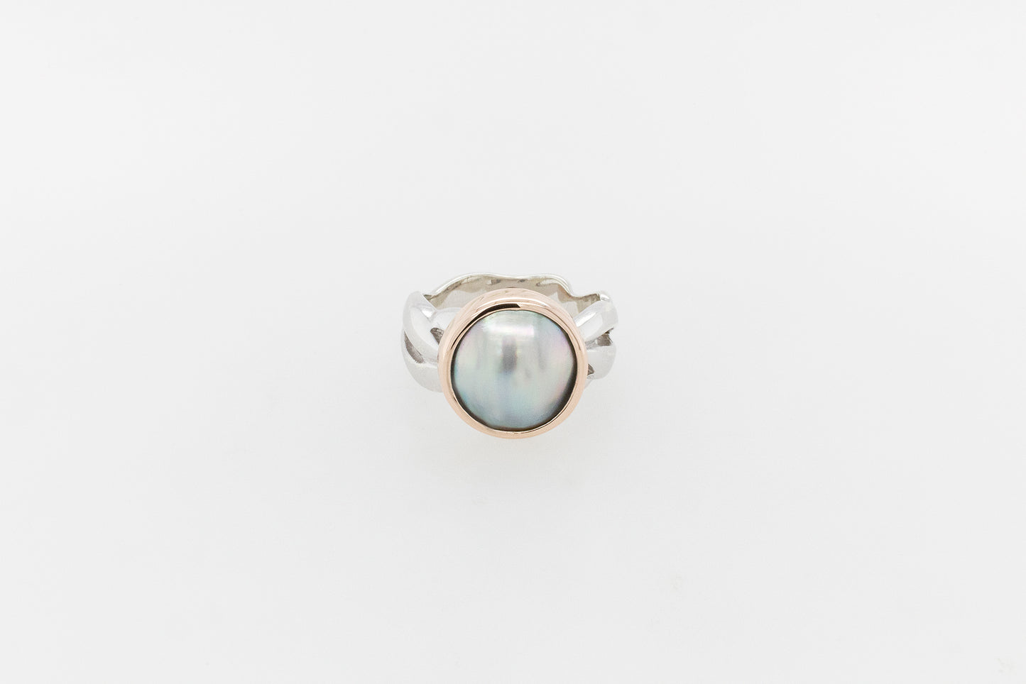 Mabe Pearl Ring Textured Bezel 9WR