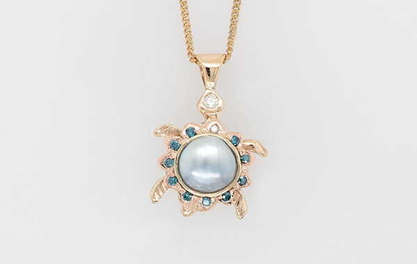 Baby Turtle Pendant with Mabe & Blue Diamonds. Articulated.