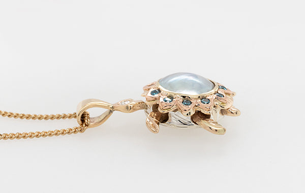 Baby Turtle Pendant with Mabe & Blue Diamonds. Articulated.