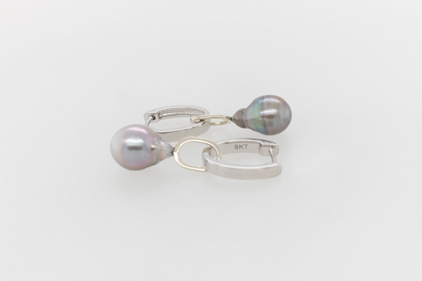 Pearl oval huggies