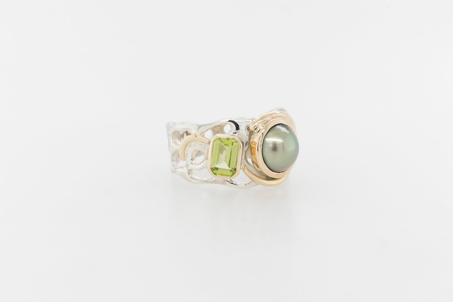 Abrolhos Pearl Peridot Swirl Ring