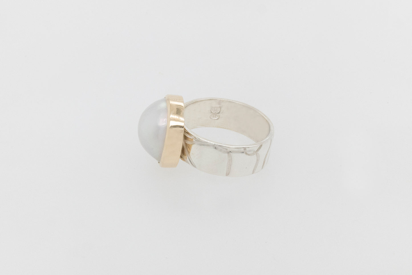 Two Tone Embossed Mabe Ring