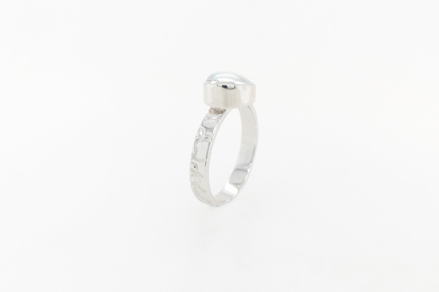 Abrolhos Keshi Pearl Embossed Ring