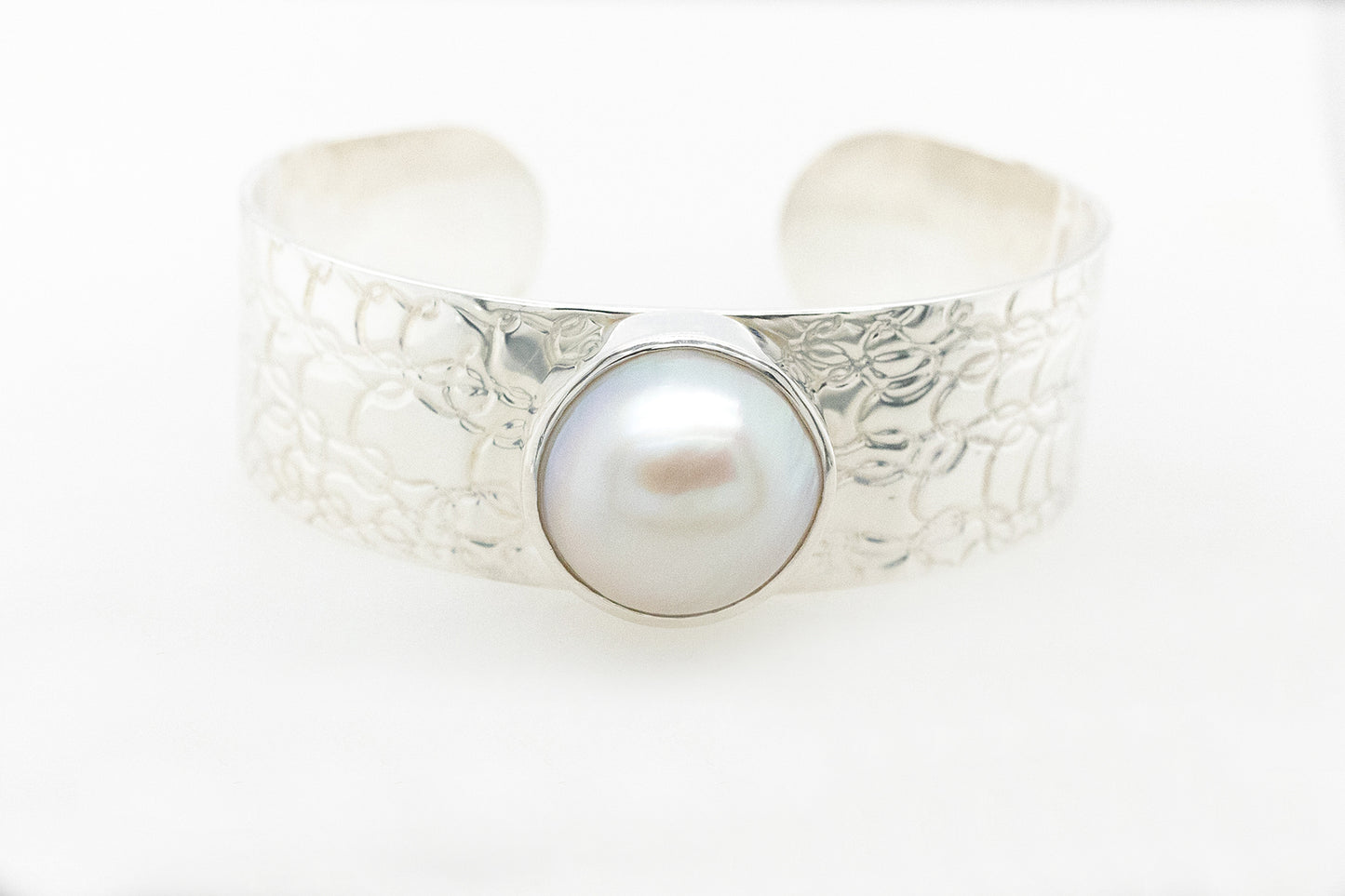 French Knitting Embossed Mabe Pearl Cuff