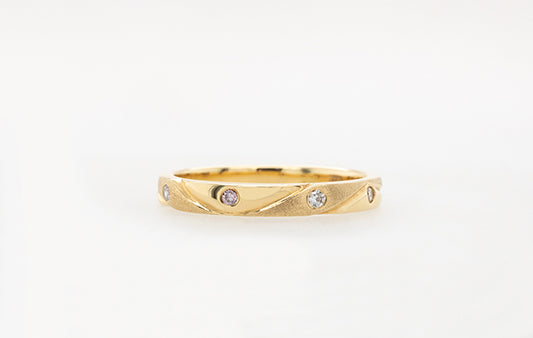 Wedding Ring Engraved Textured Pink Diamond 18Y