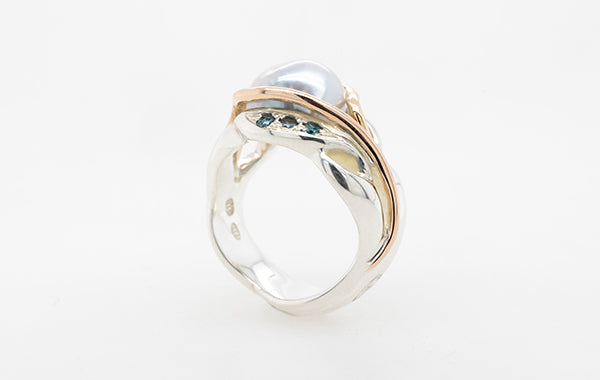 Abrolhos Pearl Ring with Blue Diamonds