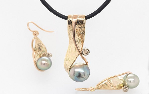 Pearl Champagne Embossed Pendant