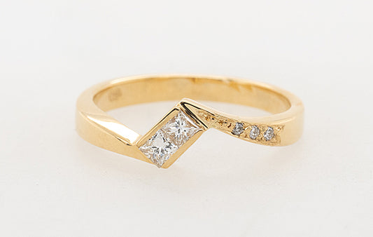 Wedding Ring Fitted Pincess Cut Diamonds