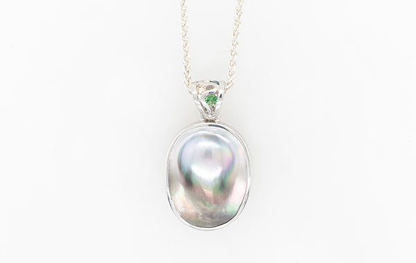 Mabe & Stone-Set Bale Pendant