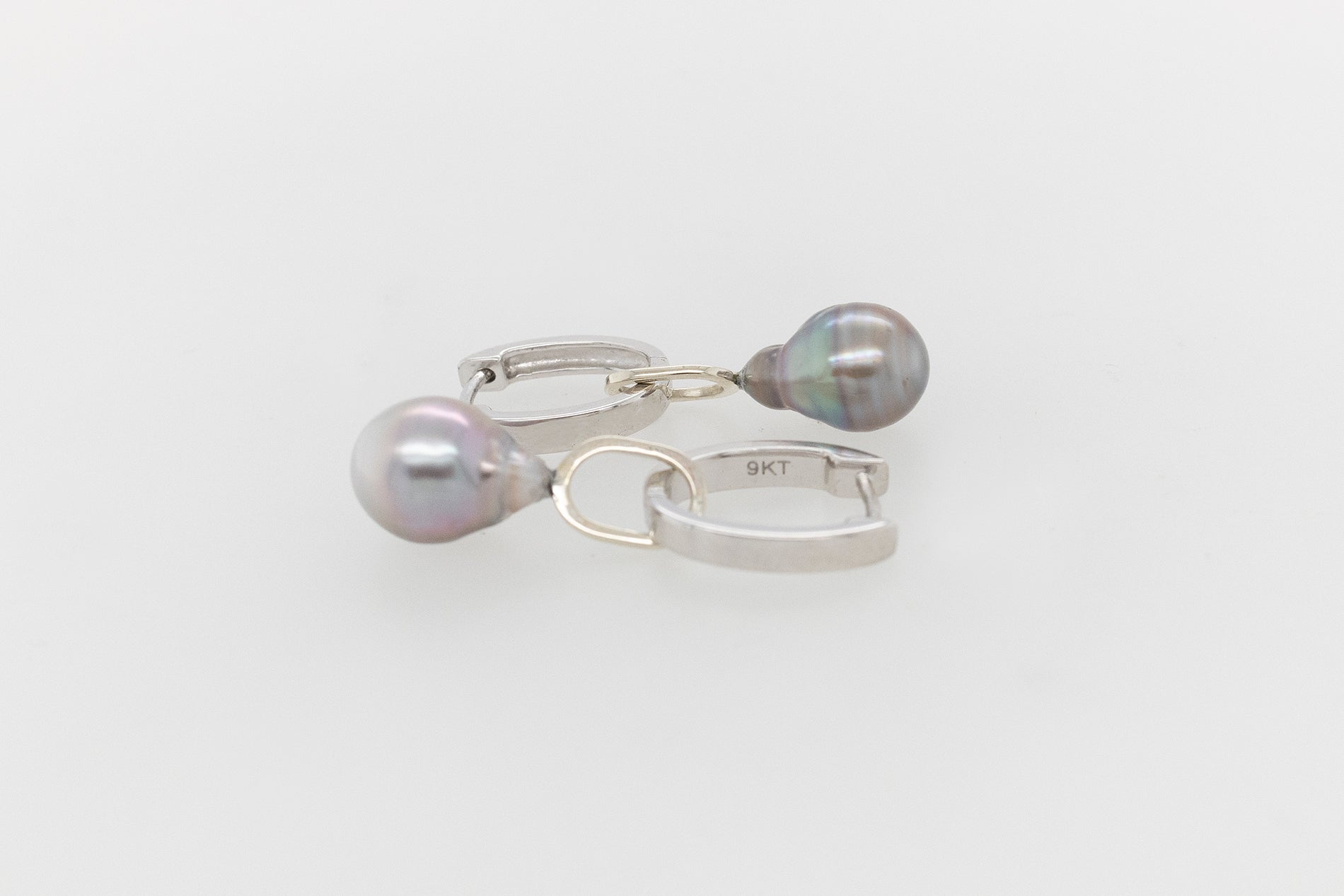 Pearl oval huggies