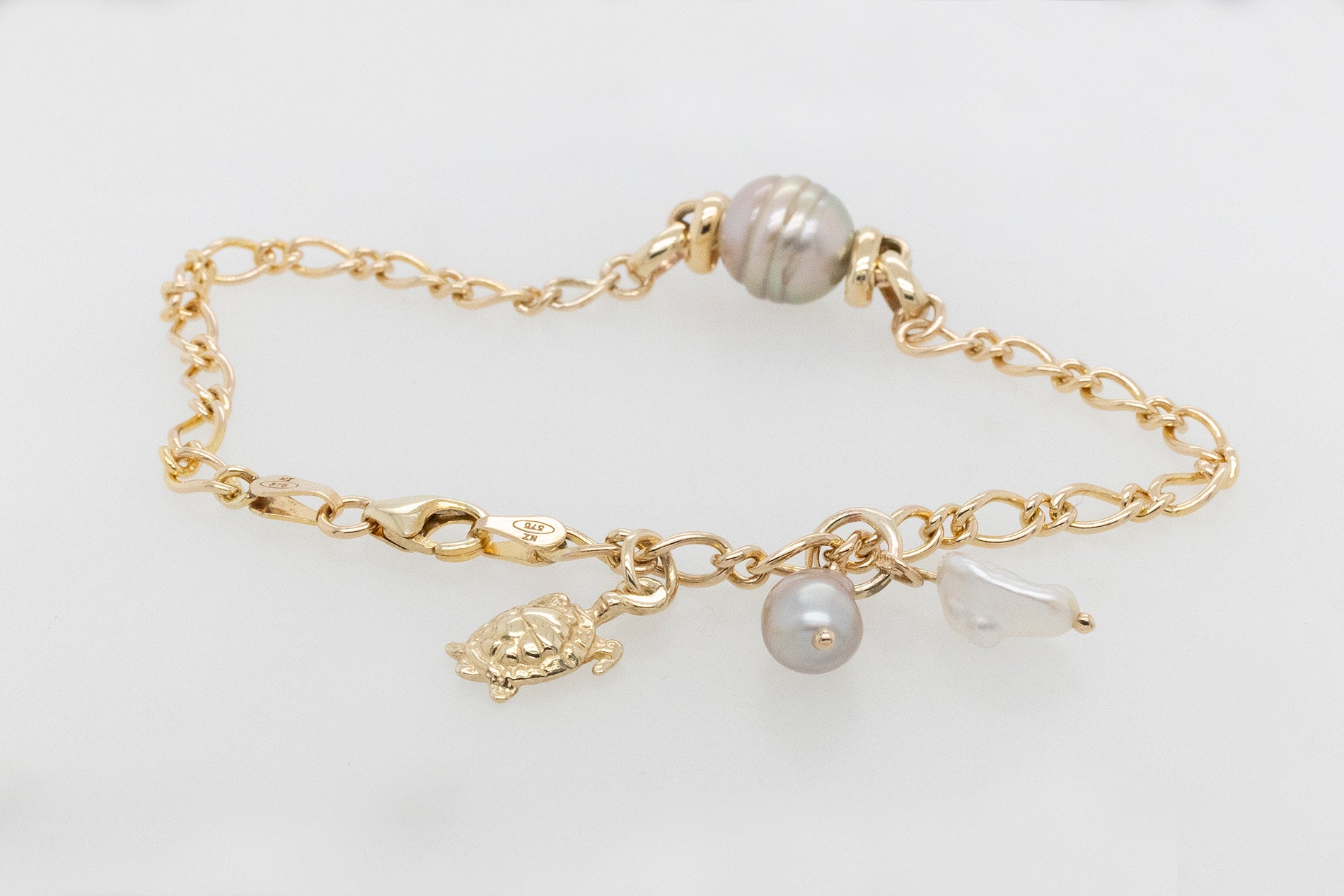 Fancy Link Turtle Bracelet with Abrolhos Circle & Keshi Pearl