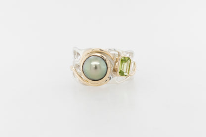 Abrolhos Pearl Peridot Swirl Ring