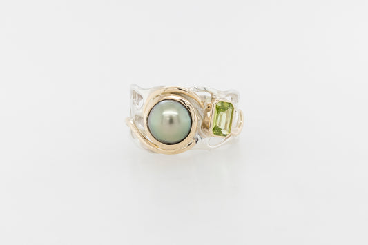 Abrolhos Pearl Peridot Swirl Ring