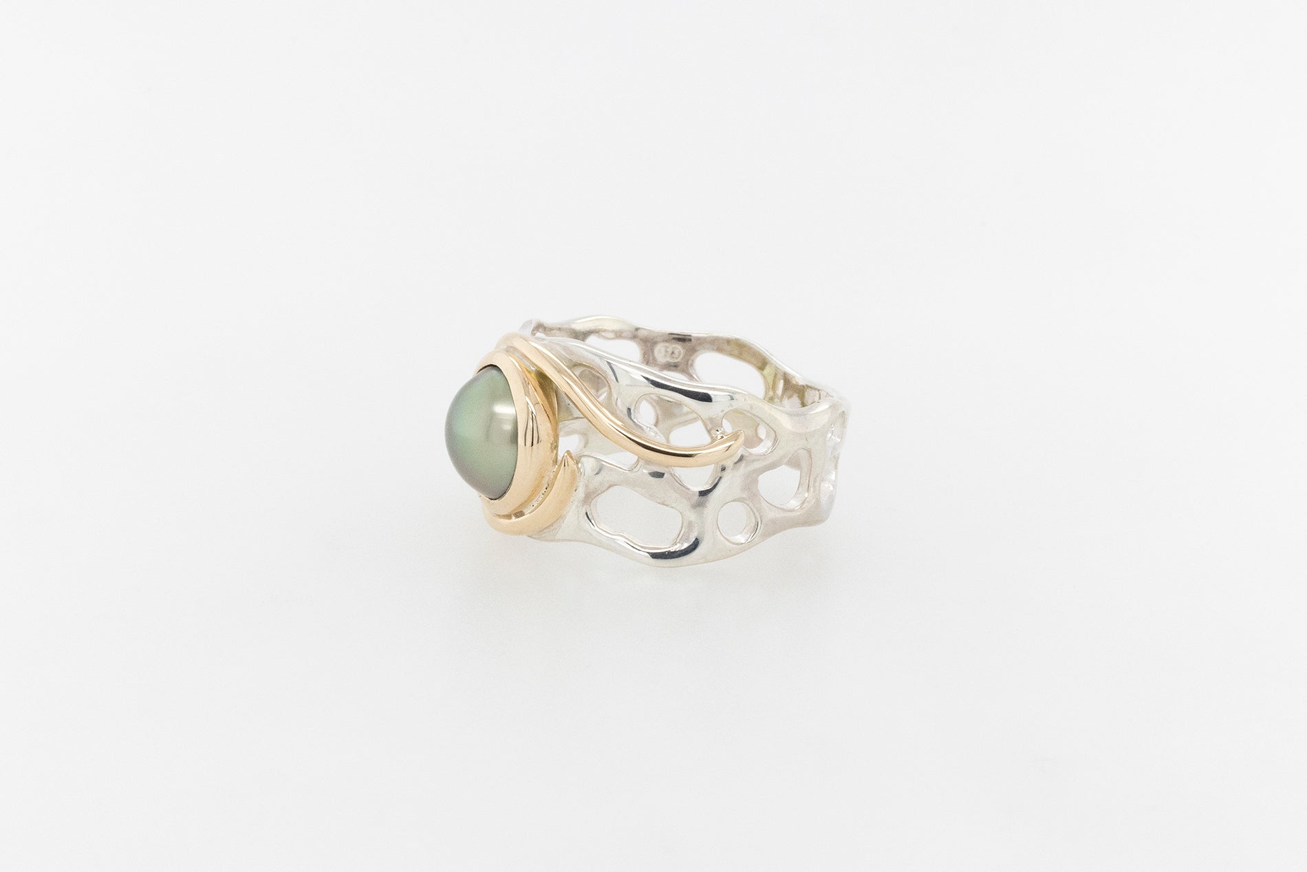 Abrolhos Pearl Peridot Swirl Ring