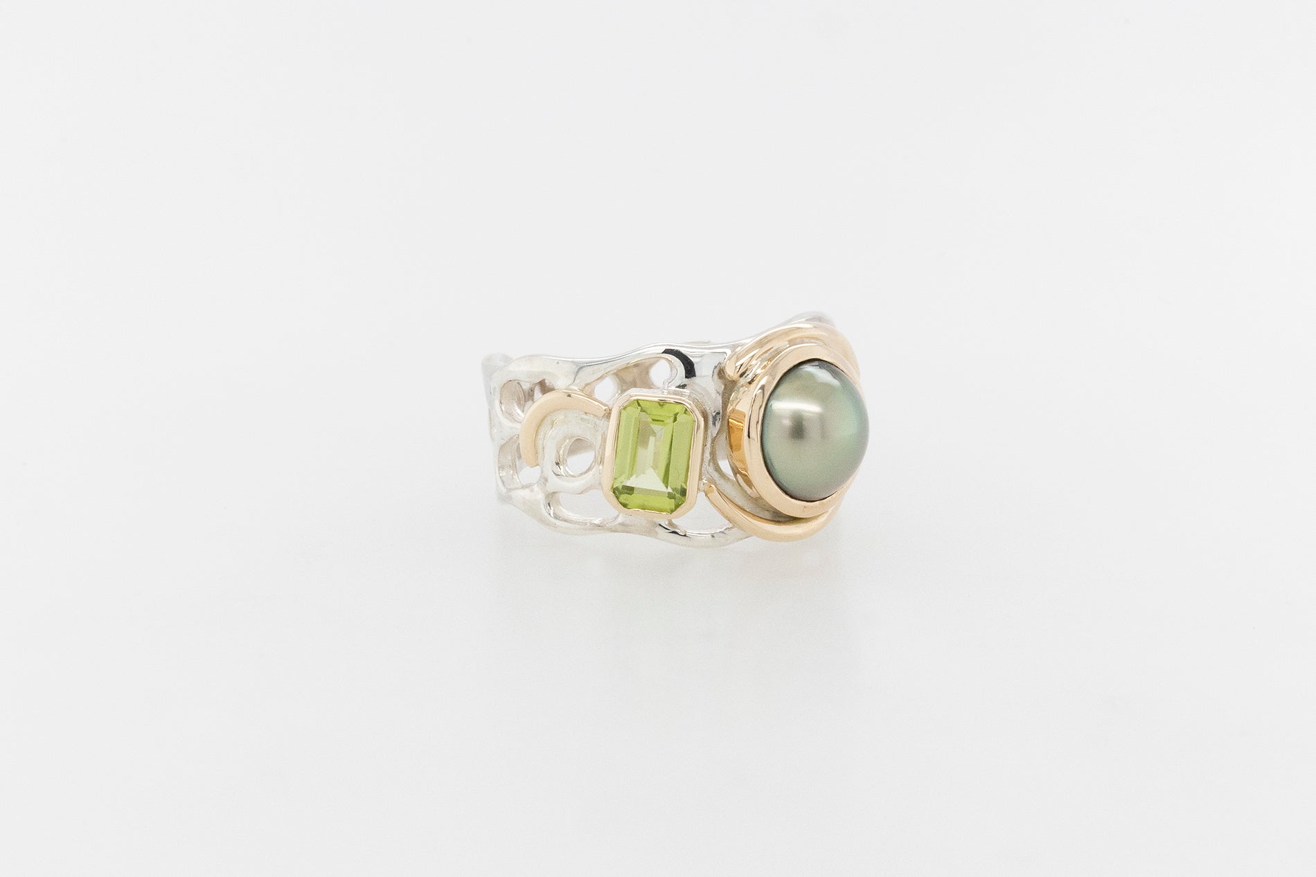 Abrolhos Pearl Peridot Swirl Ring