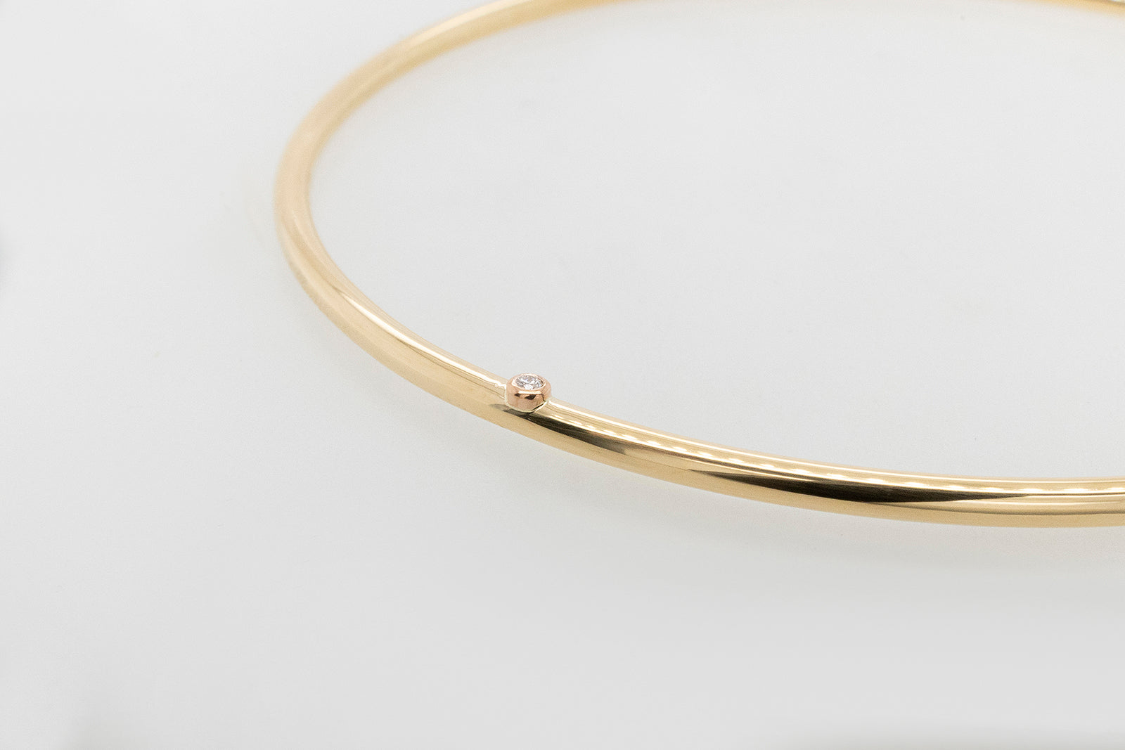 Solid 18ct Gold Full Round Bangle with Diamond