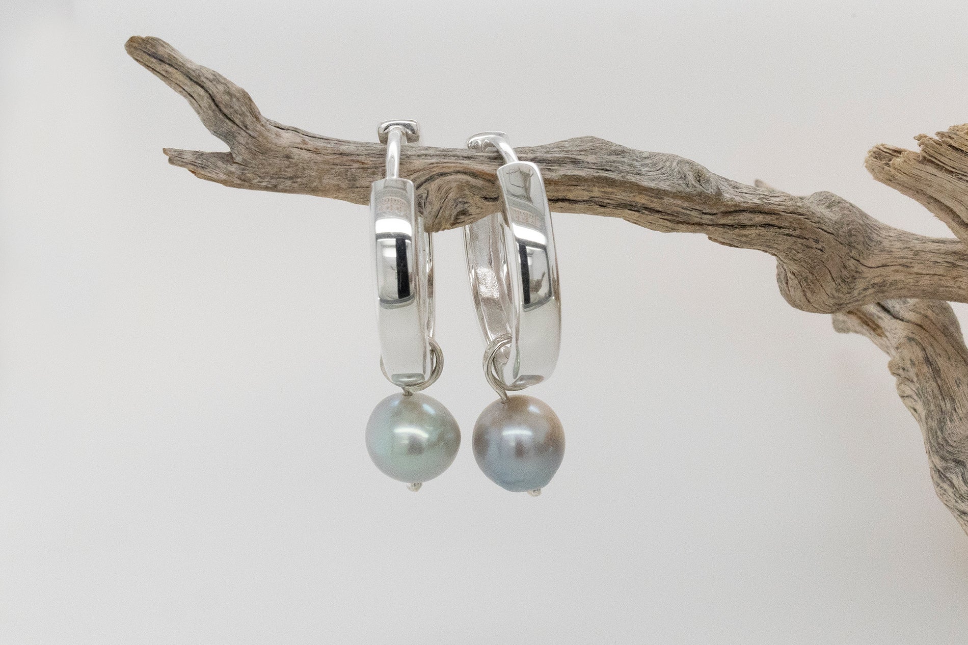 Abrolhos Pearl Huggie Earrings 3