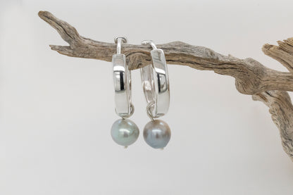 Abrolhos Pearl Huggie Earrings 3