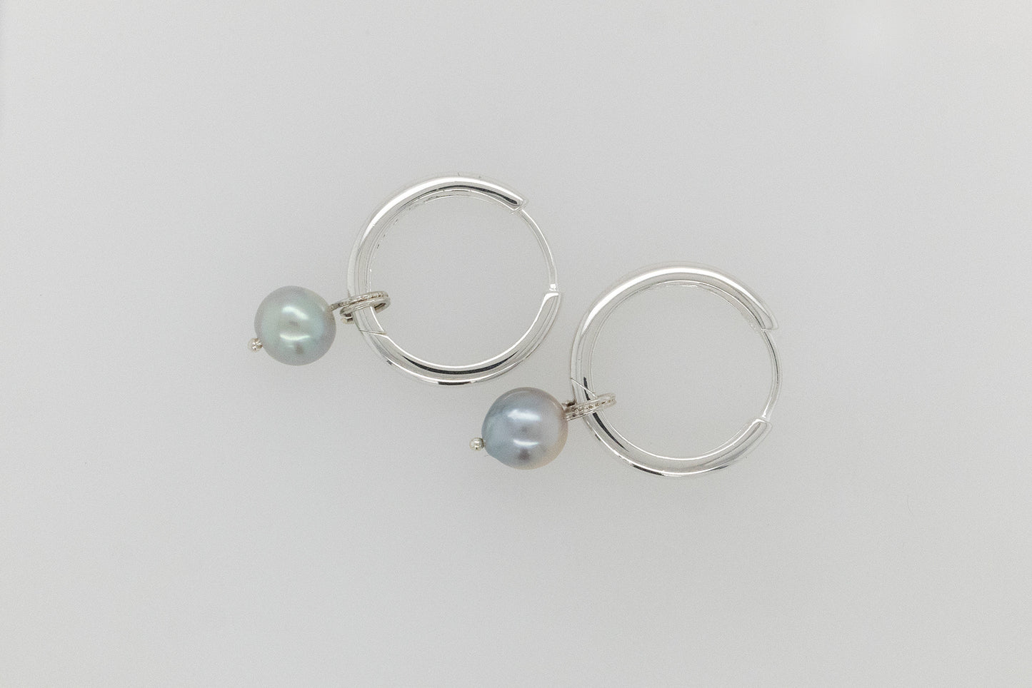 Abrolhos Pearl Huggie Earrings 3