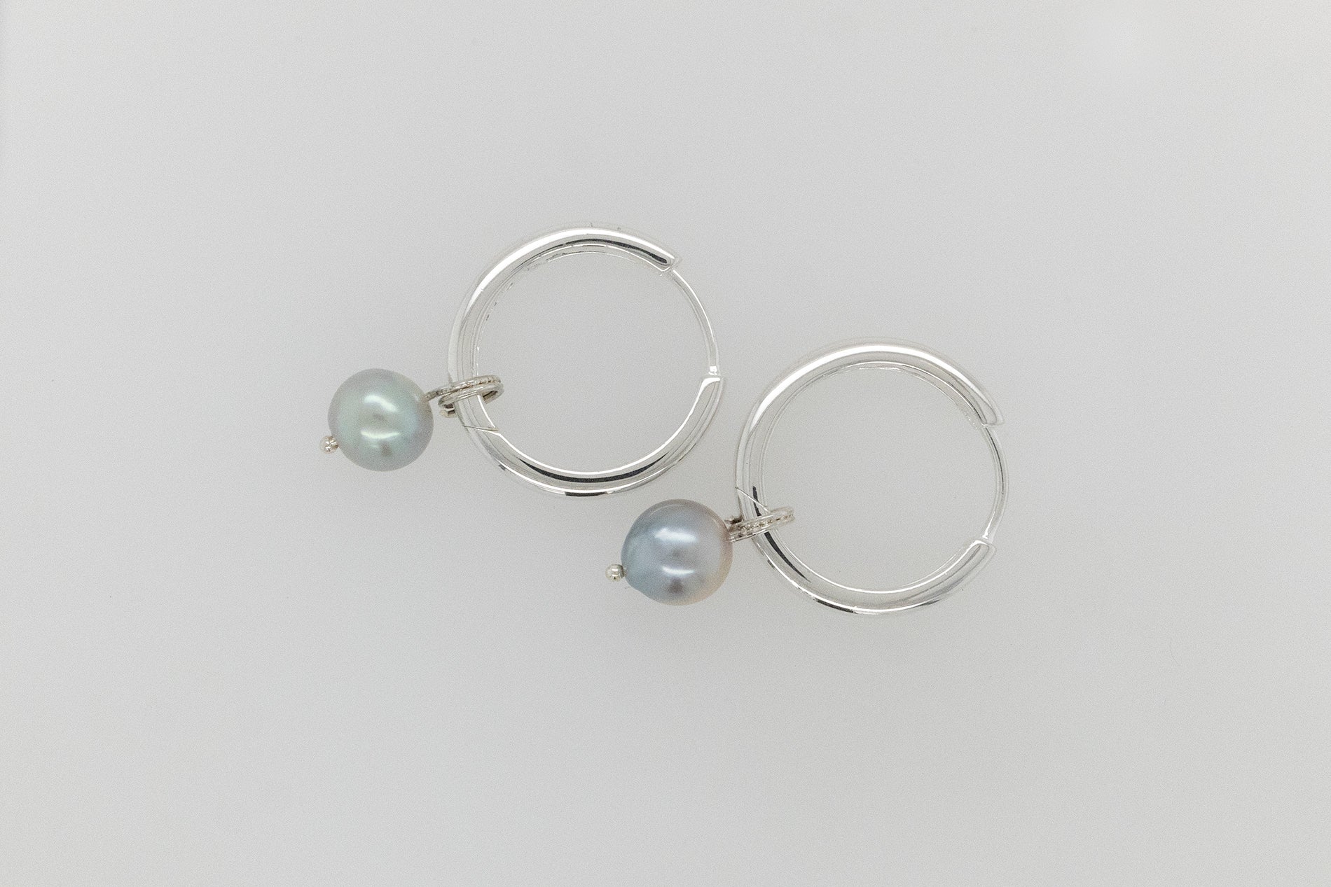 Abrolhos Pearl Huggie Earrings 3