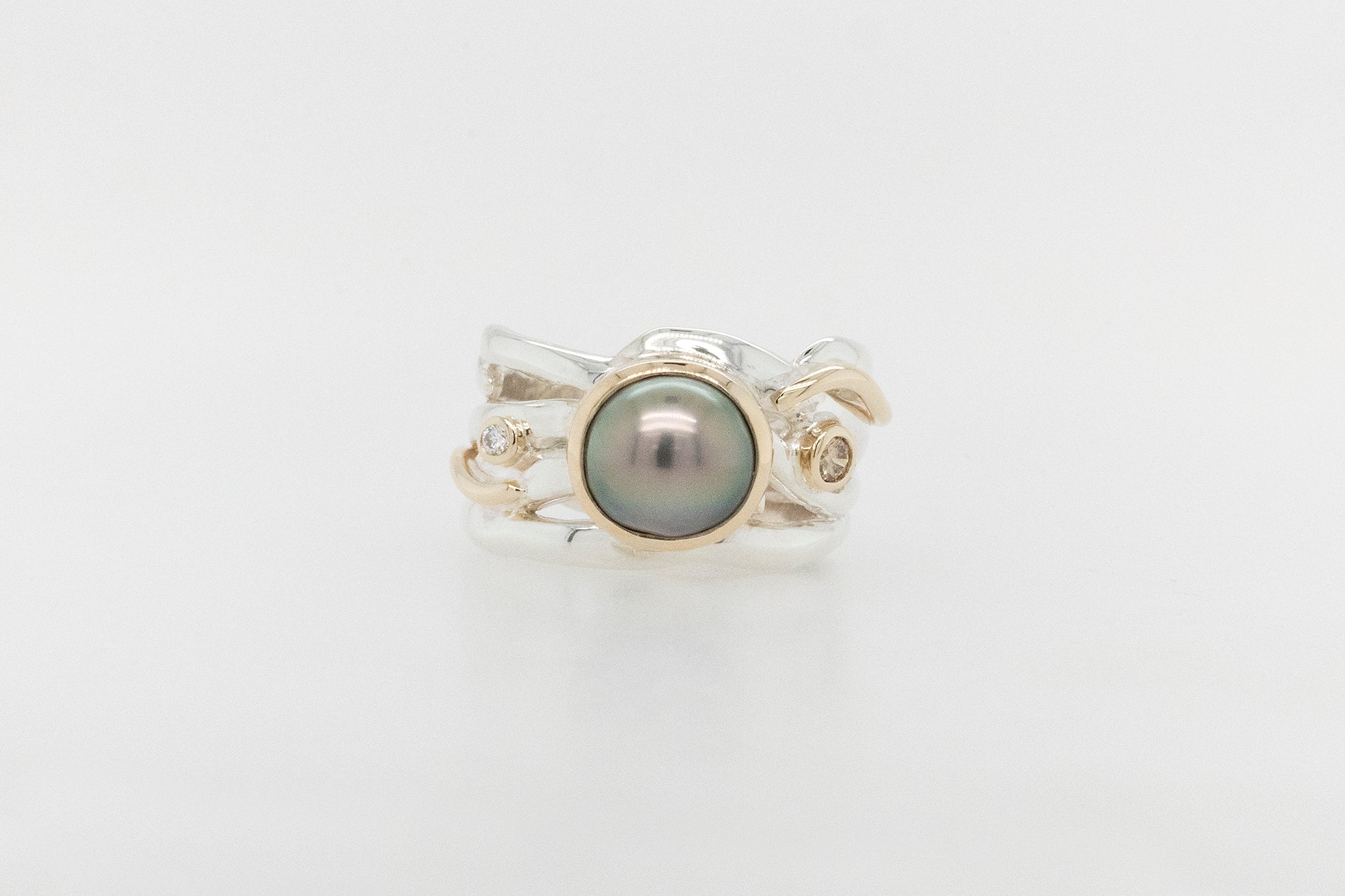Abrolhos Pearl and Diamond Dress ring