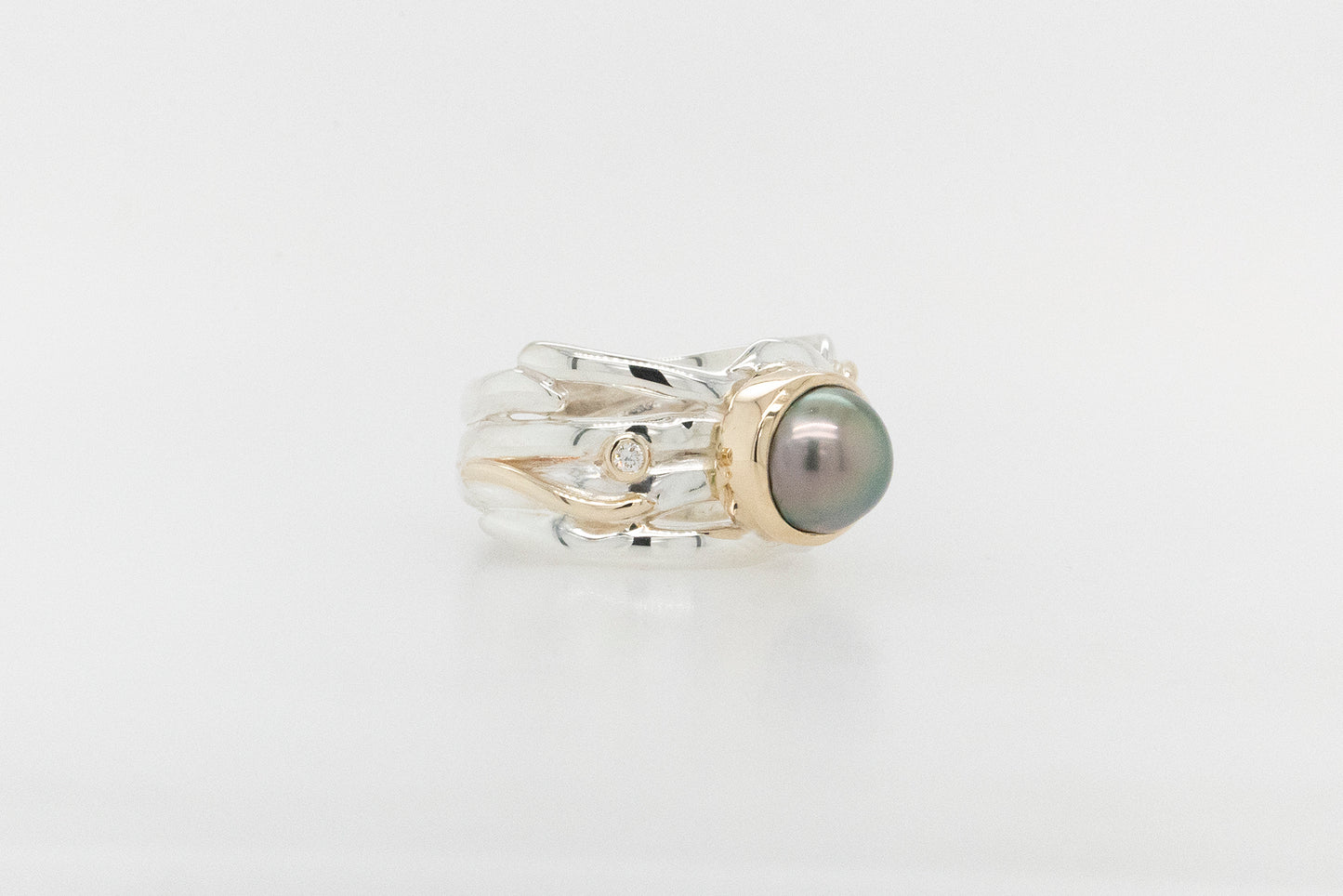 Abrolhos Pearl and Diamond Dress ring