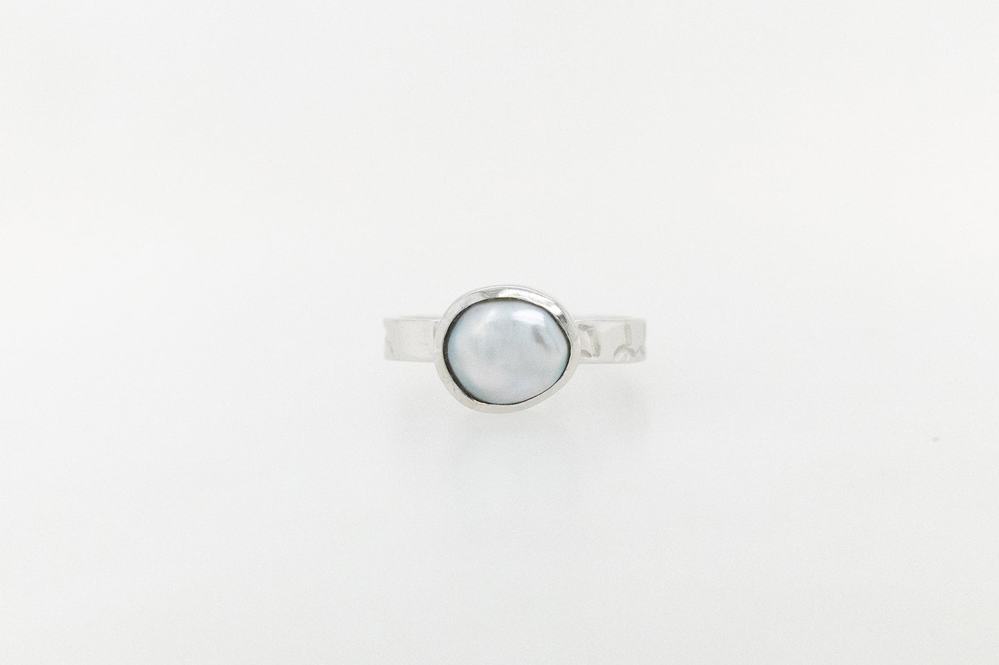 Abrolhos Keshi Pearl Embossed Ring