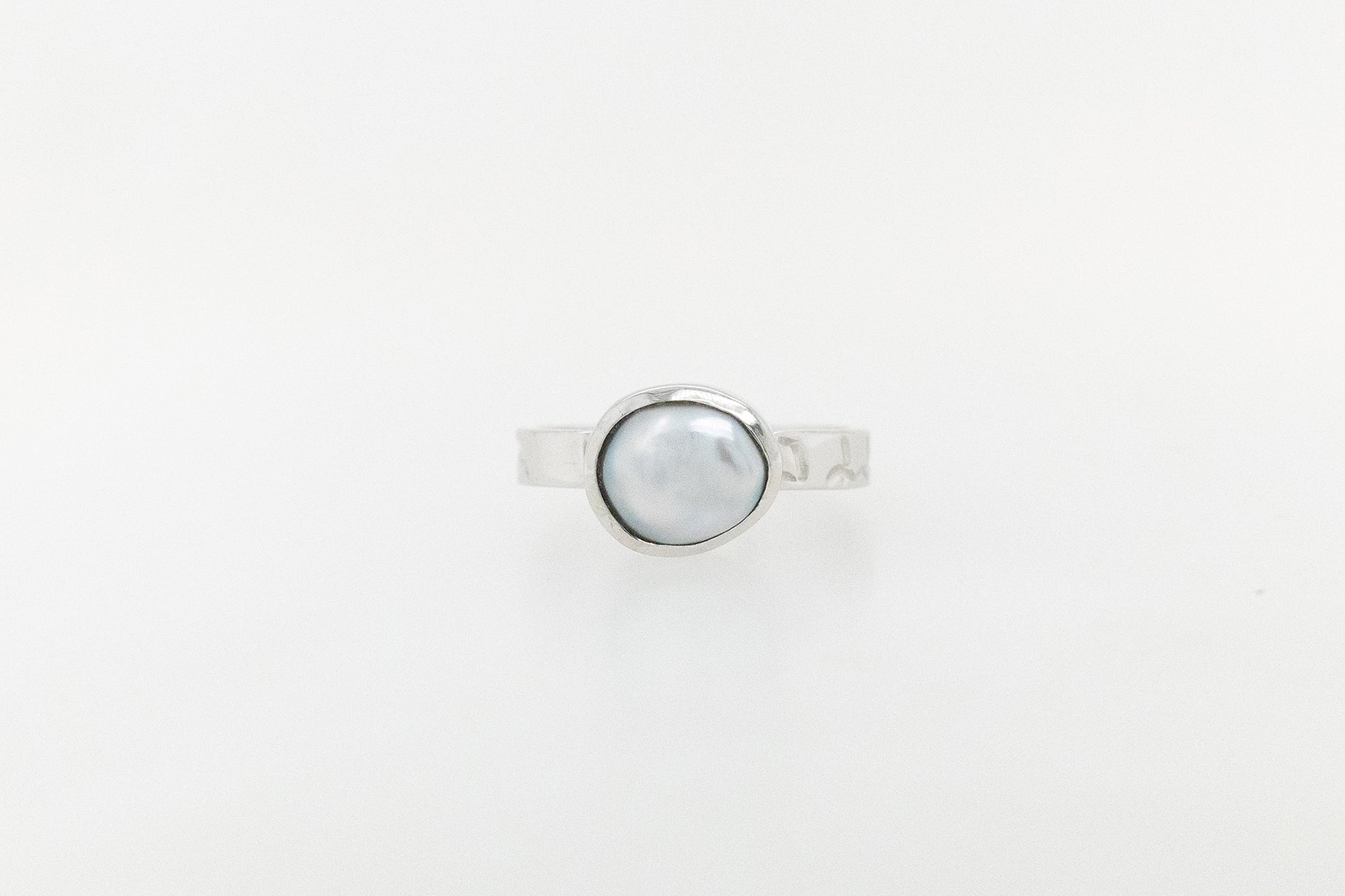 Abrolhos Keshi Pearl Embossed Ring