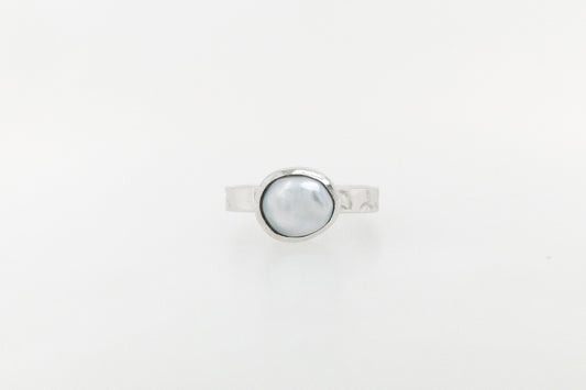 Abrolhos Keshi Pearl Embossed Ring
