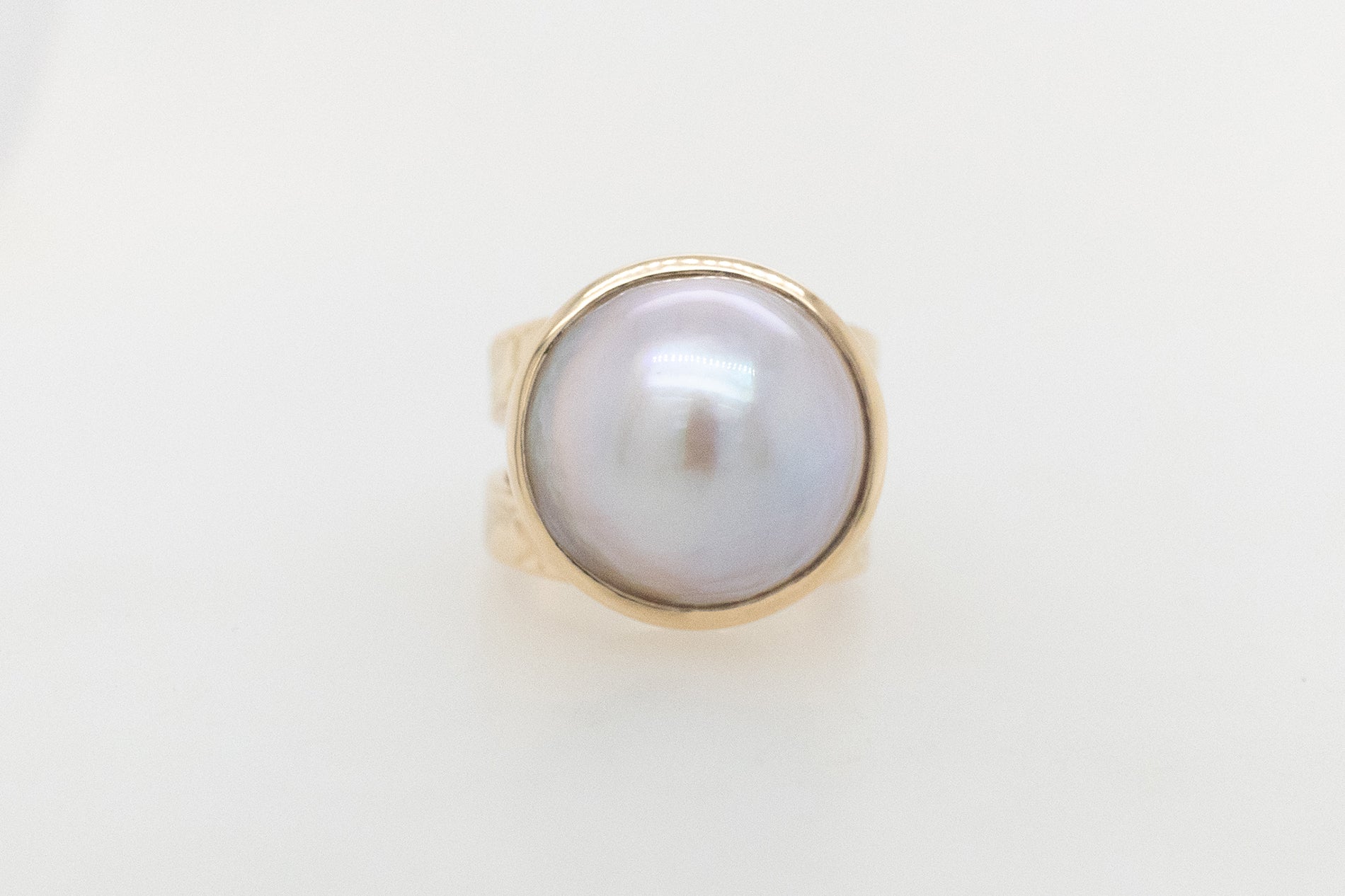 Embossed Split-band Mabe Ring