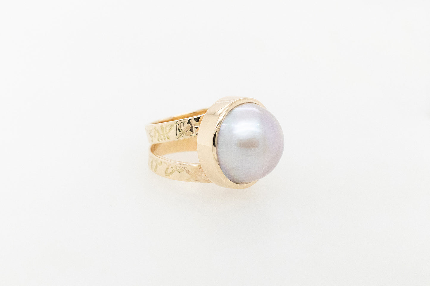 Embossed Split-band Mabe Ring