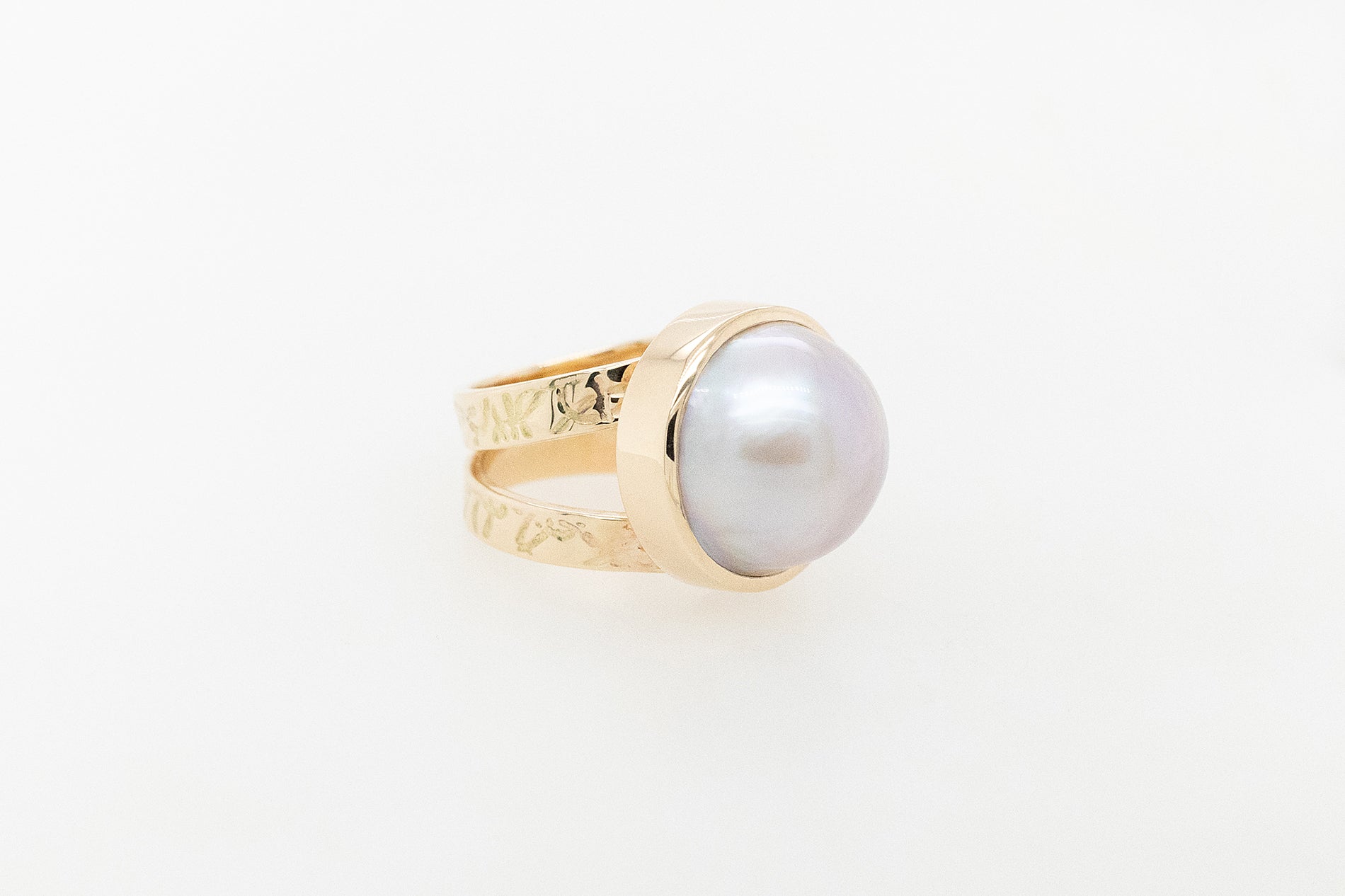 Embossed Split-band Mabe Ring