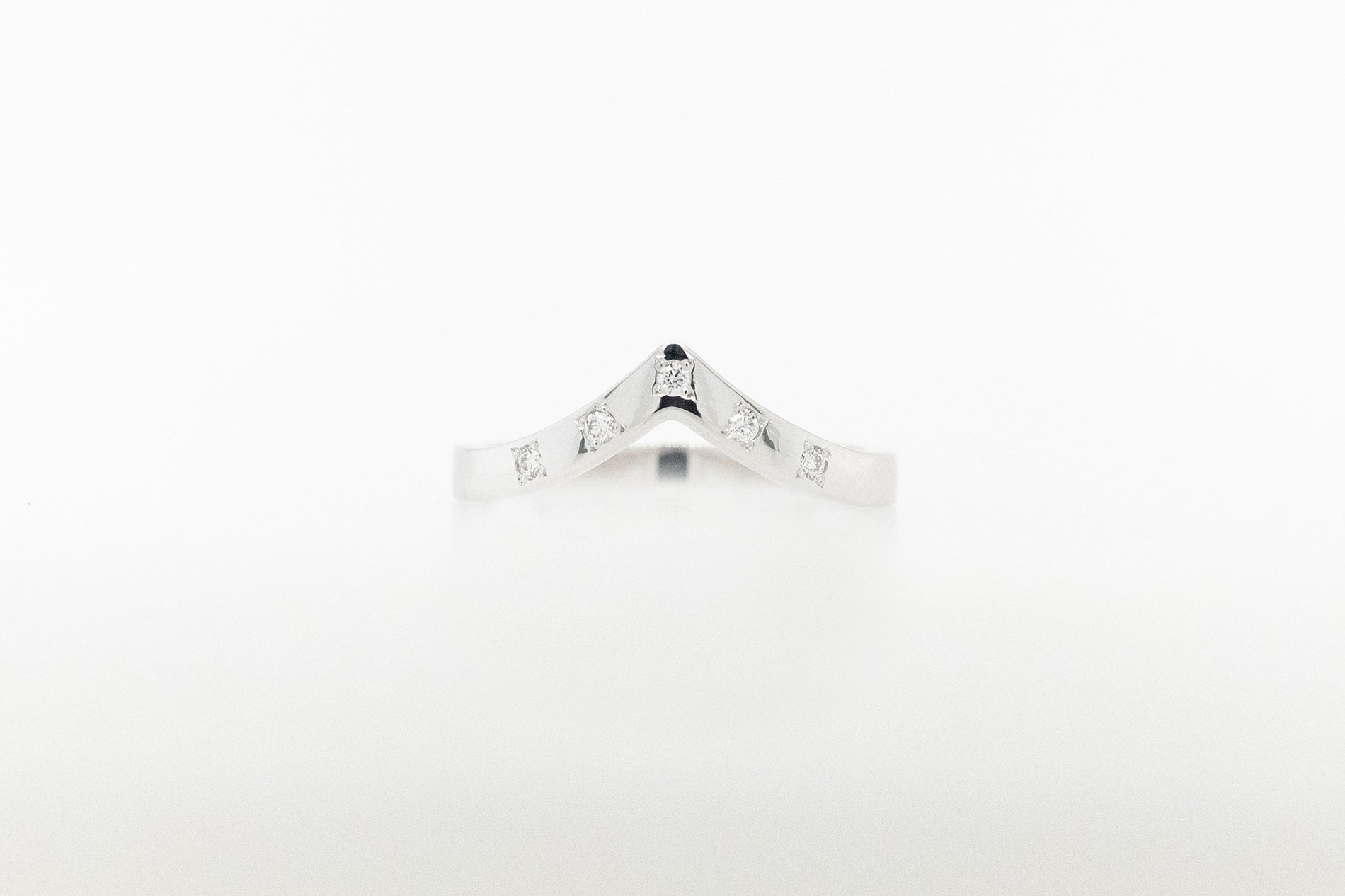 Star-Set Pointed Wedding Ring