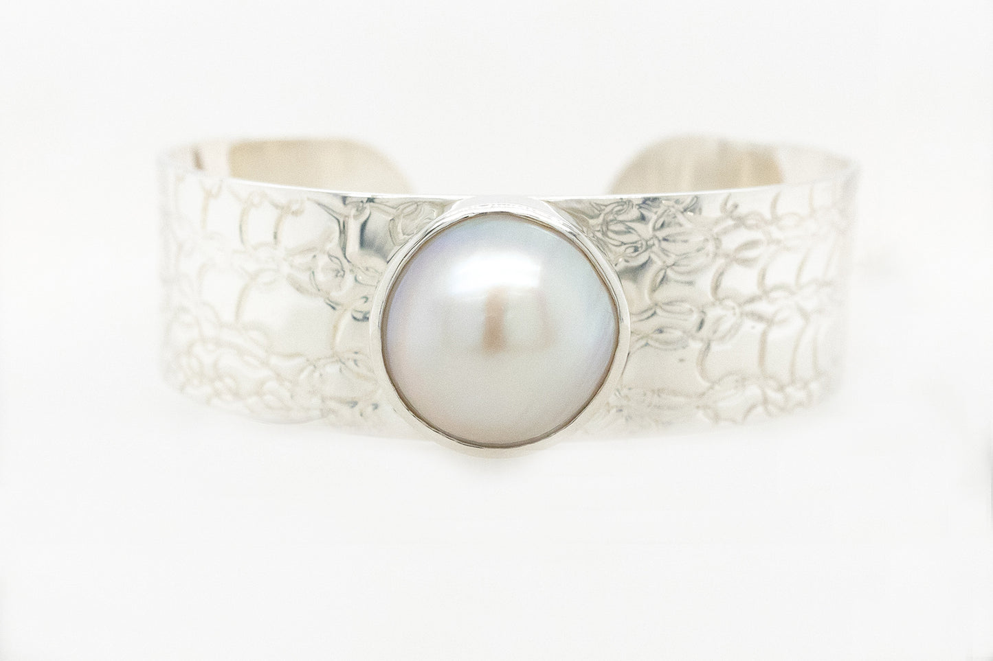 French Knitting Embossed Mabe Pearl Cuff