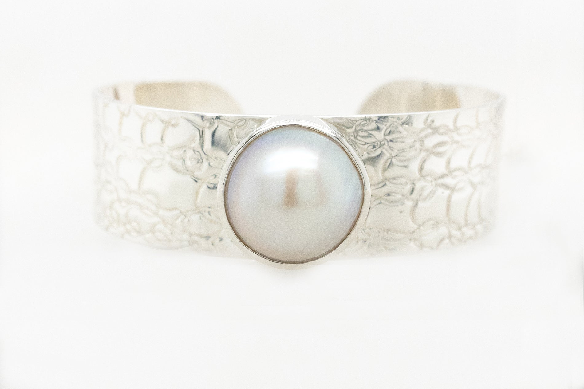 French Knitting Embossed Mabe Pearl Cuff