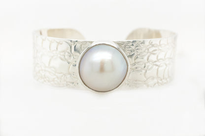 French Knitting Embossed Mabe Pearl Cuff