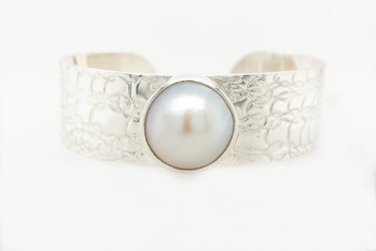 French Knitting Embossed Mabe Pearl Cuff