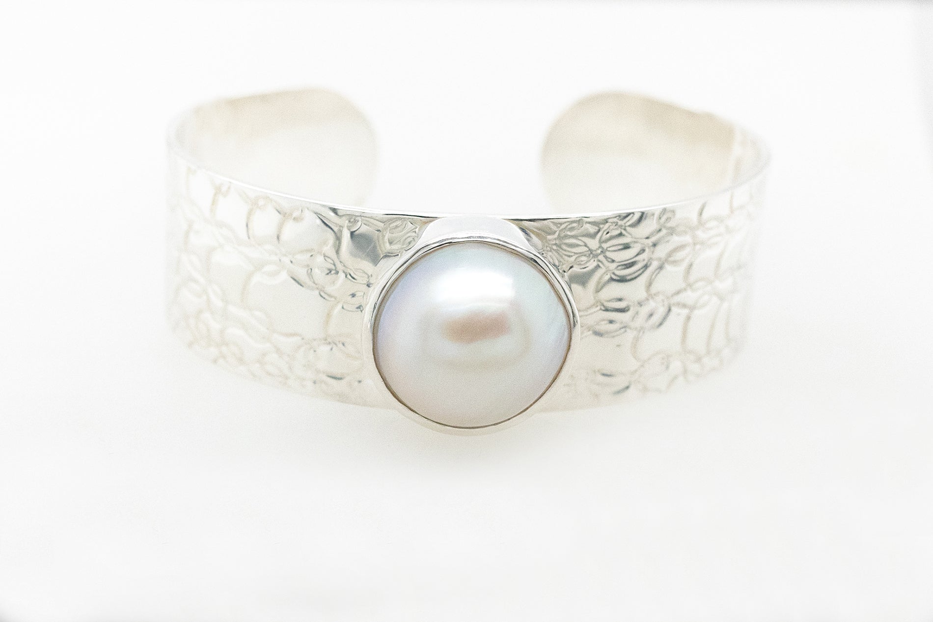 French Knitting Embossed Mabe Pearl Cuff