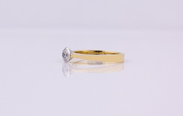 Engagement Ring Bezel Set 18Y Platinum
